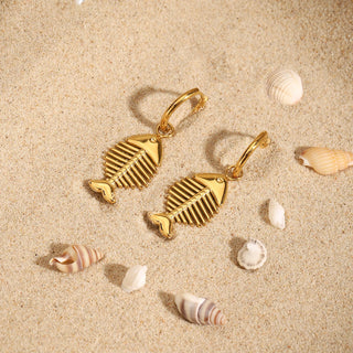 ステンレス304 低ニッケル 水に濡れても錆びにくい 18Kゴールドメッキ ピアス 魚 フィッシュ【YJ01294】