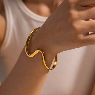 ステンレス304 ニッケルフリー 水に濡れても錆びにくい 18Kゴールドメッキ ブレスレット バングル ウェーブ【YJ00663】