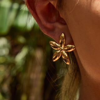 ステンレス304 ニッケルフリー 水に濡れても錆びにくい 18Kゴールドメッキ チャンキー ピアス フラワー 花 【YJ00709】