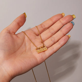 ステンレス304 ニッケルフリー 水に濡れても錆びにくい 18Kゴールドメッキ チャーム スクエア プレート ネックレス LUCKY 【YJ00926】