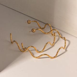 ステンレス304 低ニッケル 水に濡れても錆びにくい 18Kゴールドメッキ ピアス ウェーブ フープ 【YJ02998】