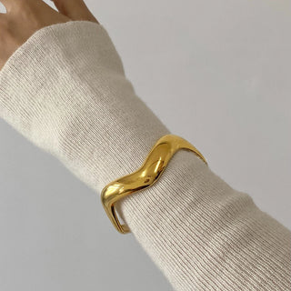 ステンレス304 低ニッケル 水に濡れても錆びにくい 18Kゴールドメッキ ブレスレット チャンキー バングル ウェーブ【YJ02951】