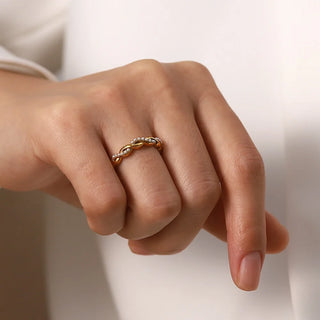 ステンレス304 低ニッケル 水に濡れても錆びにくい 18Kゴールドメッキ リング ツイスト パール 【YJ03827】