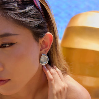 ステンレス304 ニッケルフリー 水に濡れても錆びにくい 18Kゴールドメッキ スパイラル ピアス アンモナイト 【YJ00352】